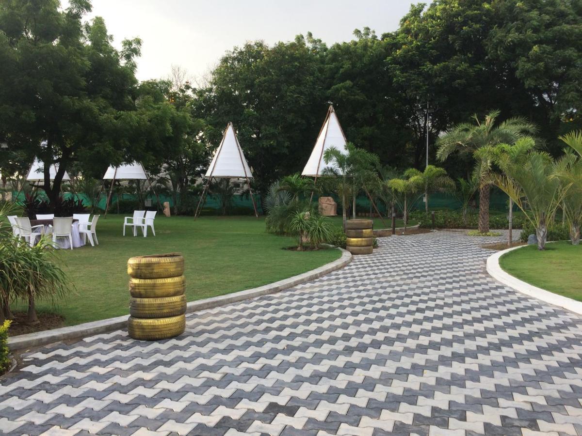 Laxmi Film City Resort 바도다라 외부 사진