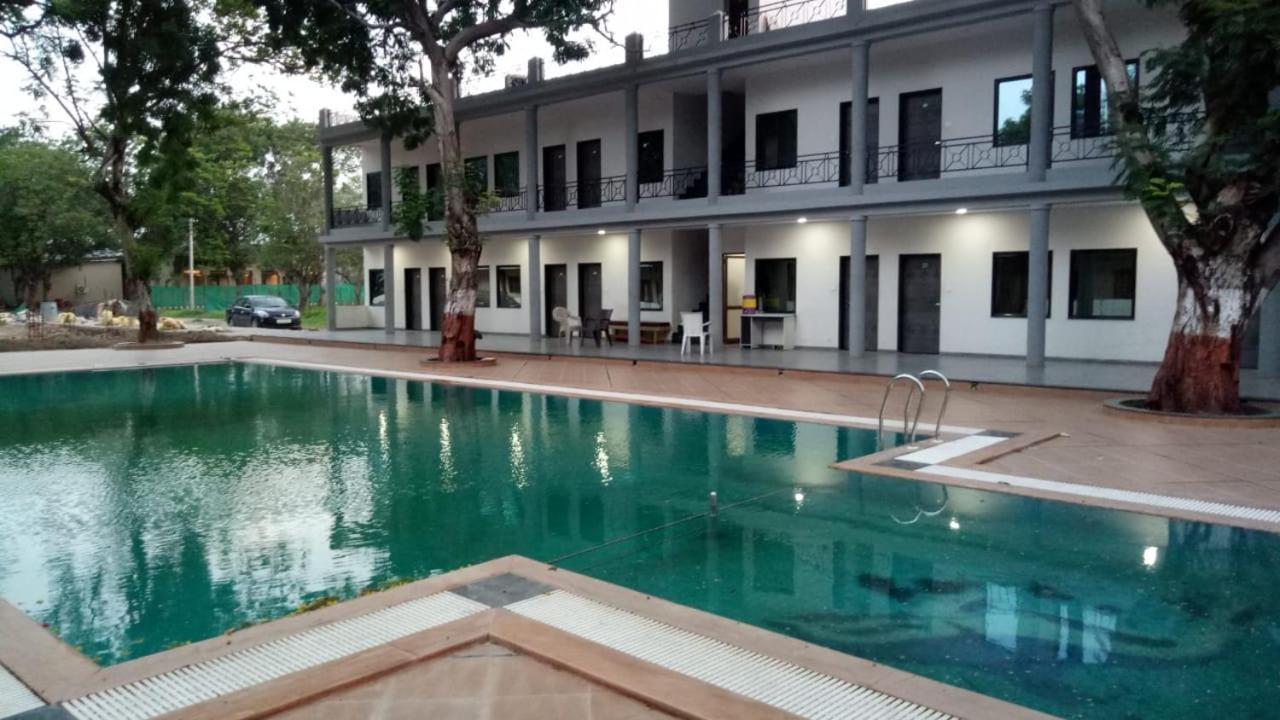 Laxmi Film City Resort 바도다라 외부 사진